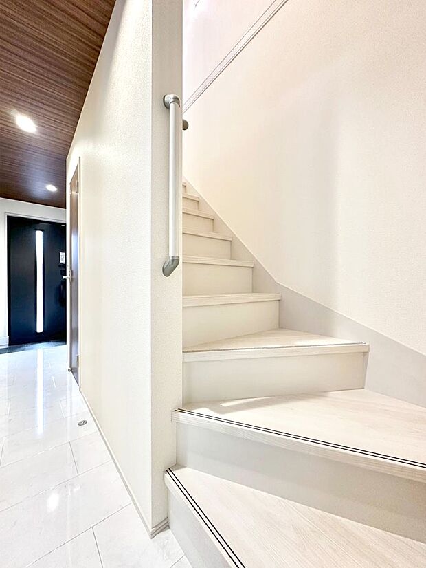 階段は手すり付きなので小さなお子さまやご高齢の方も安心です