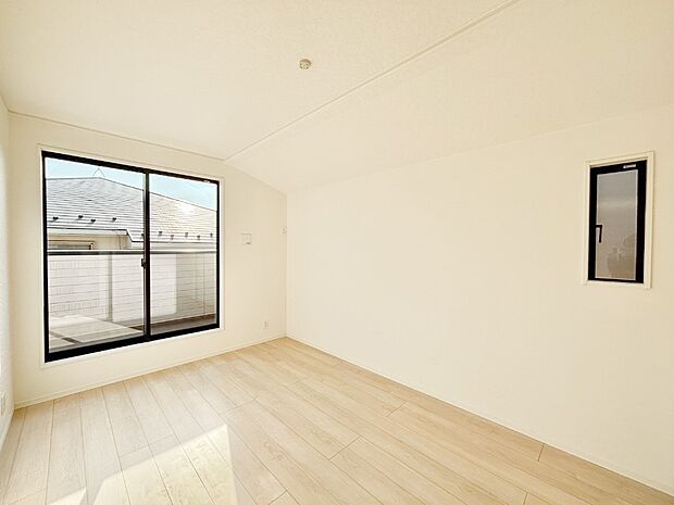 明るいバルコニーサイドに洋室を設置。目覚めの良い寝室に。 