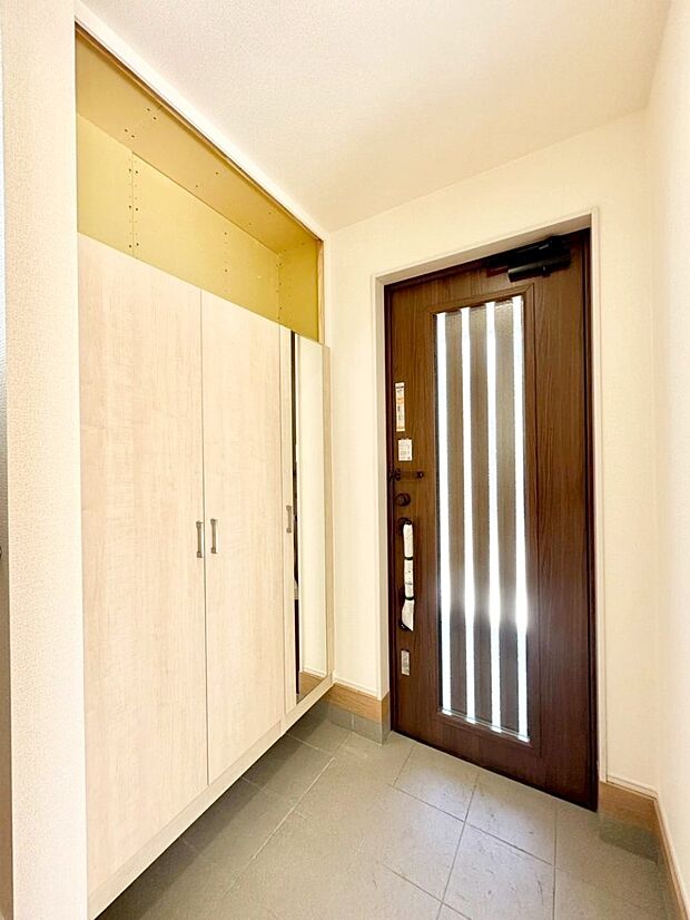 ガラススリットの入った玄関ドアが室内に光を届けてくれます