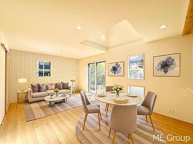 ご家族の賑やかな話し声で包まれる明るいリビング ※家具はCGです