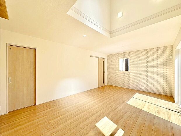 アクセントクロスがお洒落なリビング。家族でのんびりくつろげる広々スペース。