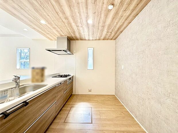 爽やかな風が通り抜けるキッチン。窓があるので明るく換気にも役立ちます。