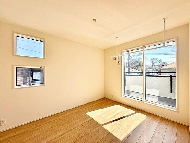 2面採光で気持ちよく自然光が取り入れられるのでお子様のお部屋にもピッタリ