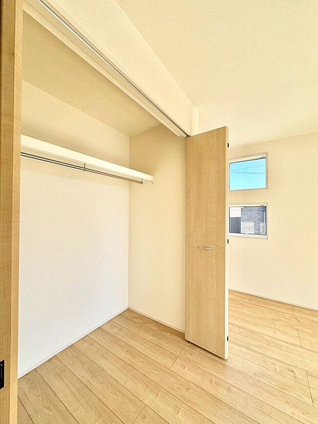 洋室のクローゼット。奥行きがあるので厚手の衣類もすっきり収まります。