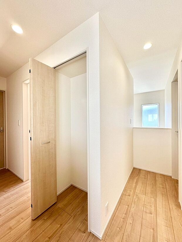 掃除用具や生活雑貨の保管に便利な廊下収納