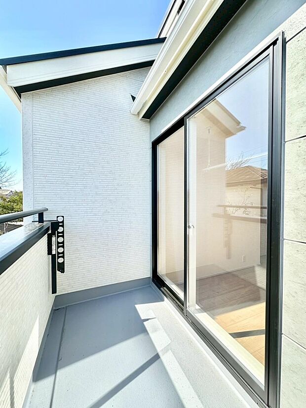 暖かな陽光が降り注ぐバルコニーはお洗濯におすすめ。爽やかな風も心地よいです。