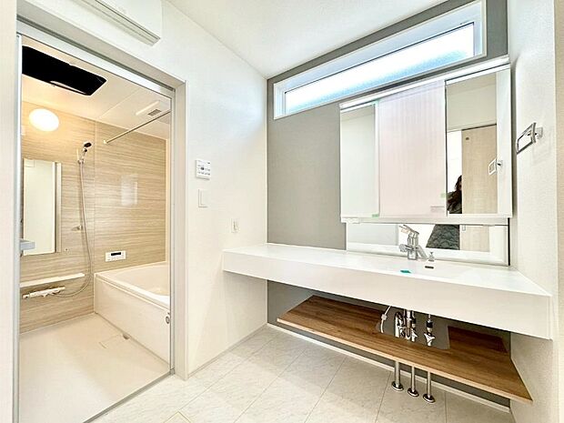 1日の始まりも心地よく!柔らかな朝の光を感じられる窓がついた洗面室