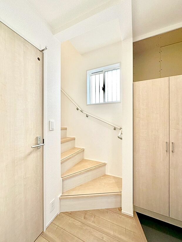 階段には手すりがあり、小さなお子様やお年寄りの方にも安心です。