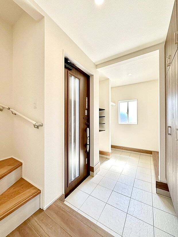 ガラススリットの入った玄関ドアが室内に光を届けてくれます