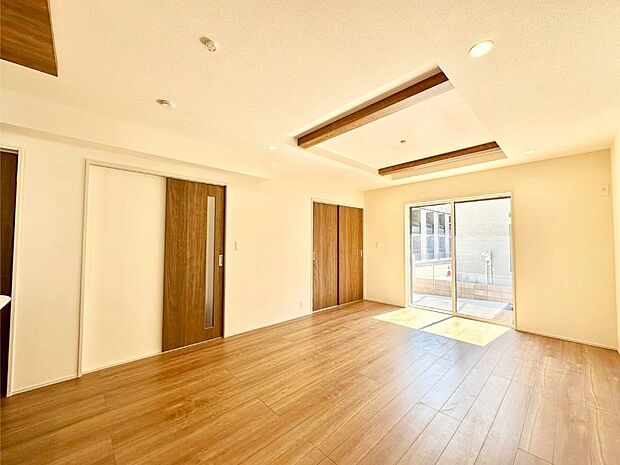 明るい陽光が注ぎ、寛ぎの雰囲気に満たされるリビング・ダイニング。