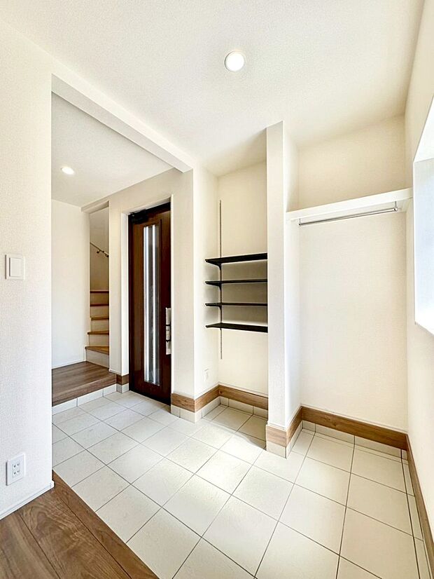 シューズインクローク付き!雨具やベビーカーも置けます。