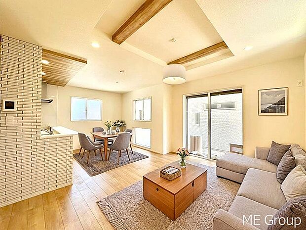 ご家族の賑やかな話し声で包まれる明るいリビング ※家具はCGです