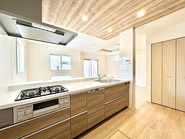 料理をしながらでもご家族との会話を楽しめる対面キッチン