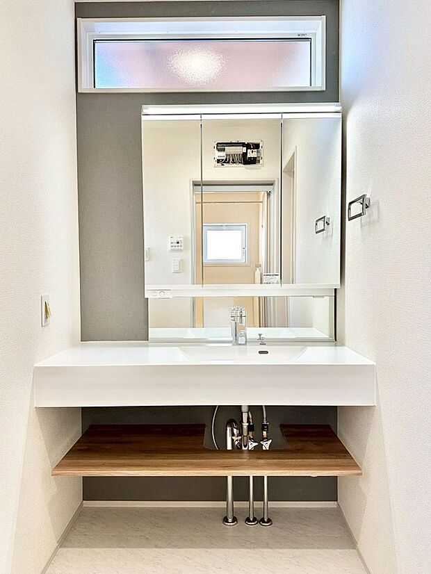 大きく見やすい三面鏡で清潔感ある洗面台は、身だしなみチェックや肌のお手入れにおすすめです。