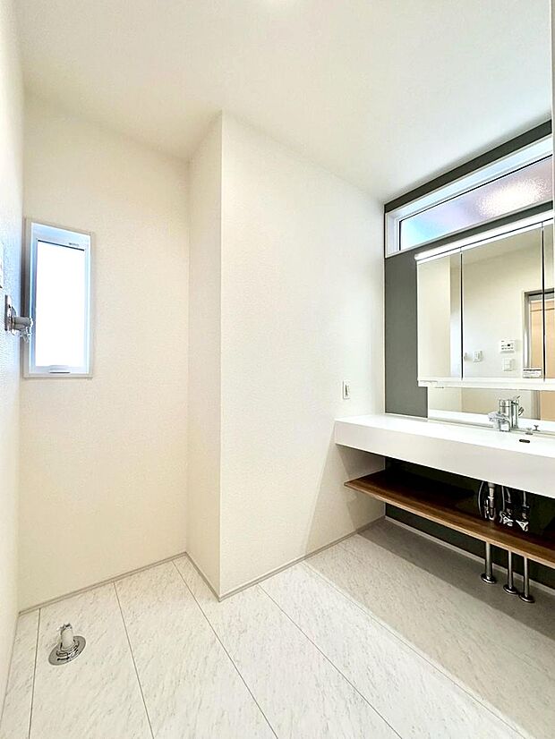 明るい洗面所は毎朝の身支度も楽しくできちゃいそうです。