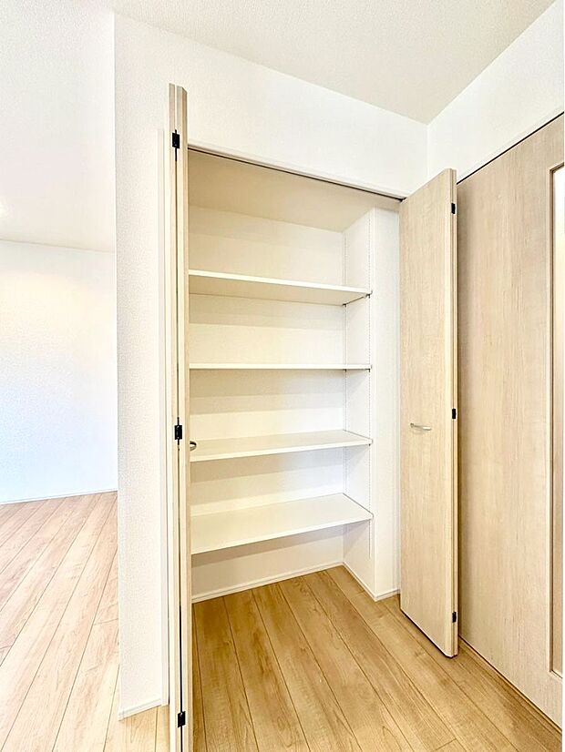 キッチン横収納!食材のストックはもちろん、日用品の収納など使い方はいろいろ!