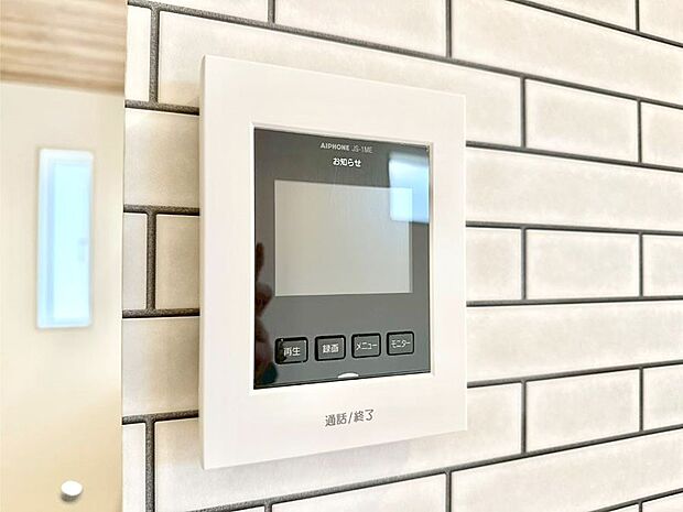 TVモニター付きインターフォンで防犯面も安心です。