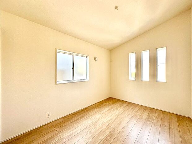 2面採光の洋室。窓から入り込む陽光がお部屋全体を優しく包み込みます!