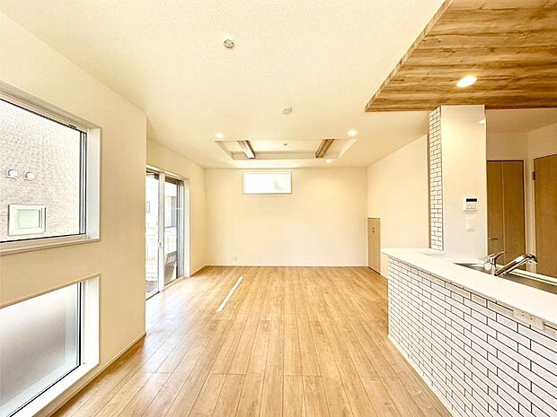 明るい陽光が注ぎ、寛ぎの雰囲気に満たされるダイニング。