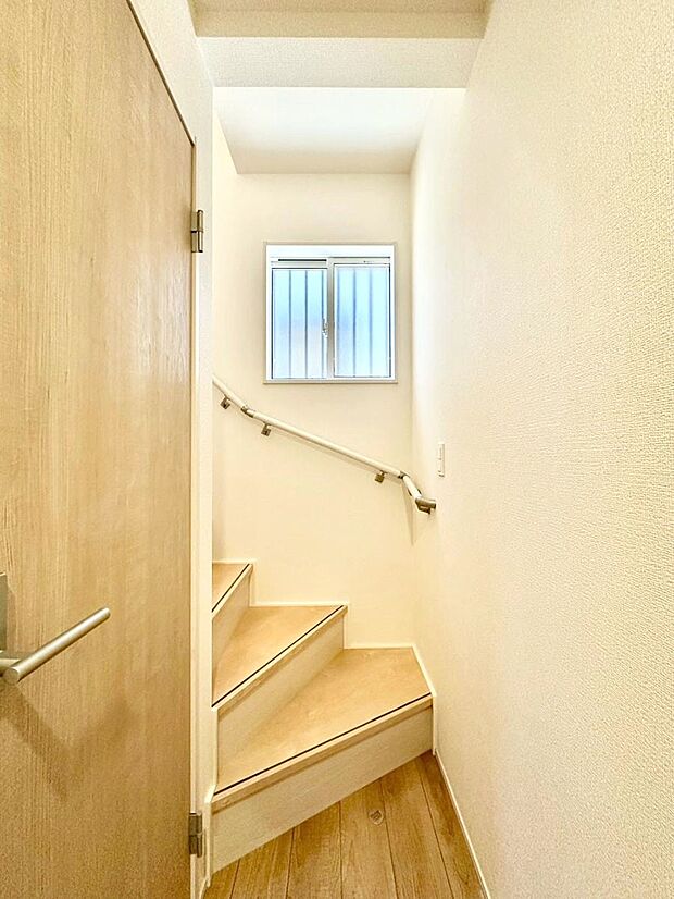 階段は手すり付きなので小さなお子さまやご高齢の方も安心です
