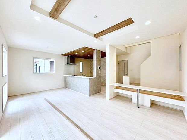 家族団らんの時間も増えそうなくつろぎのリビングダイニング。