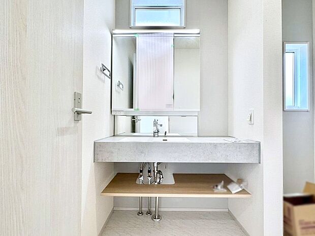 大きく見やすい三面鏡で清潔感ある洗面台は、身だしなみチェックや肌のお手入れにおすすめです。