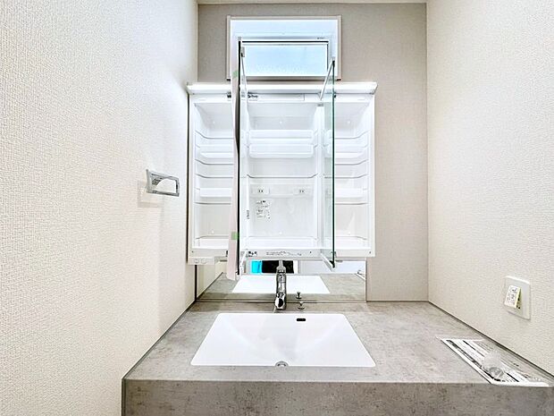 三面鏡の裏に、化粧品や衛生用品などを収納可能。洗面台をすっきりと保ちます!