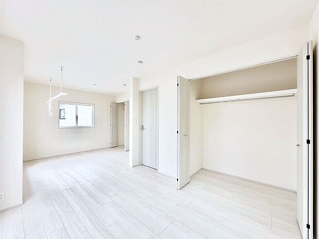 洋室のクローゼット。奥行きがあるので厚手の衣類もすっきり収まります。