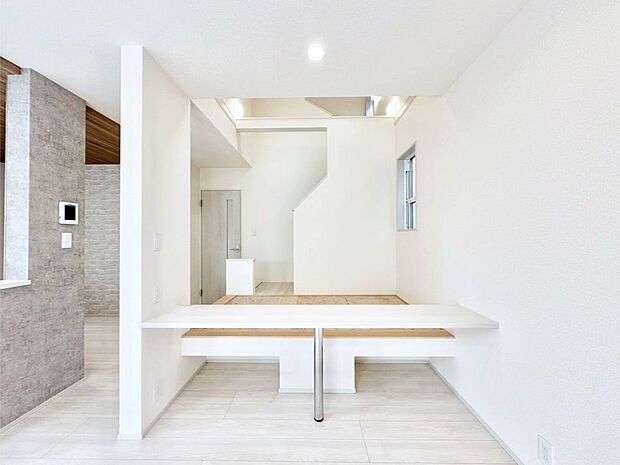 リビングカウンター。リモートワークやお子様の勉強机など、作業スペースにおすすめです。