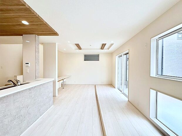 大きな窓からたっぷりの陽光と風を感じられるリビング