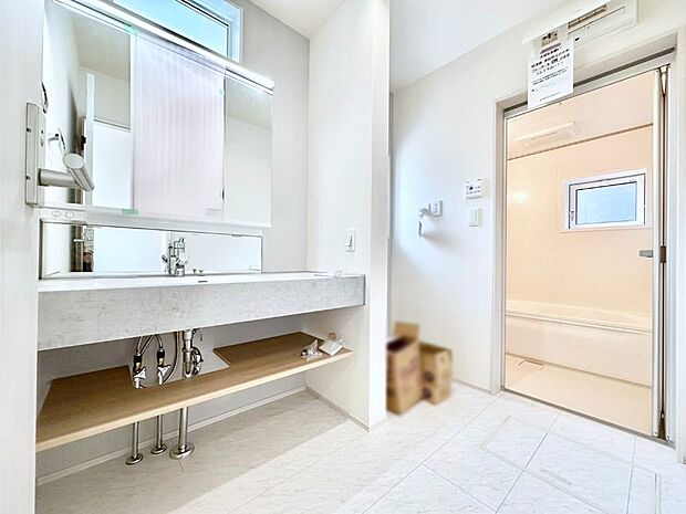 柔らかな朝の光を感じられる窓がついた洗面室