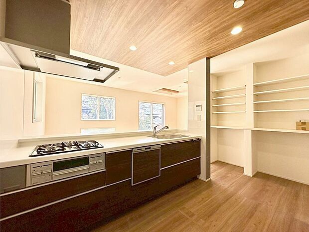 料理をしながらでもご家族との会話を楽しめる対面キッチン