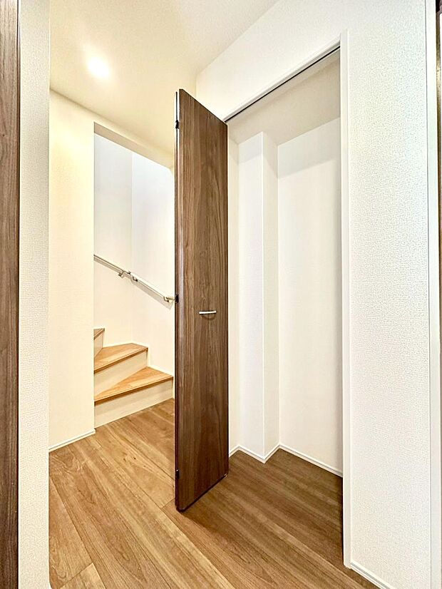 玄関ホール収納です。掃除道具やお出かけ用グッズの収納に便利です。