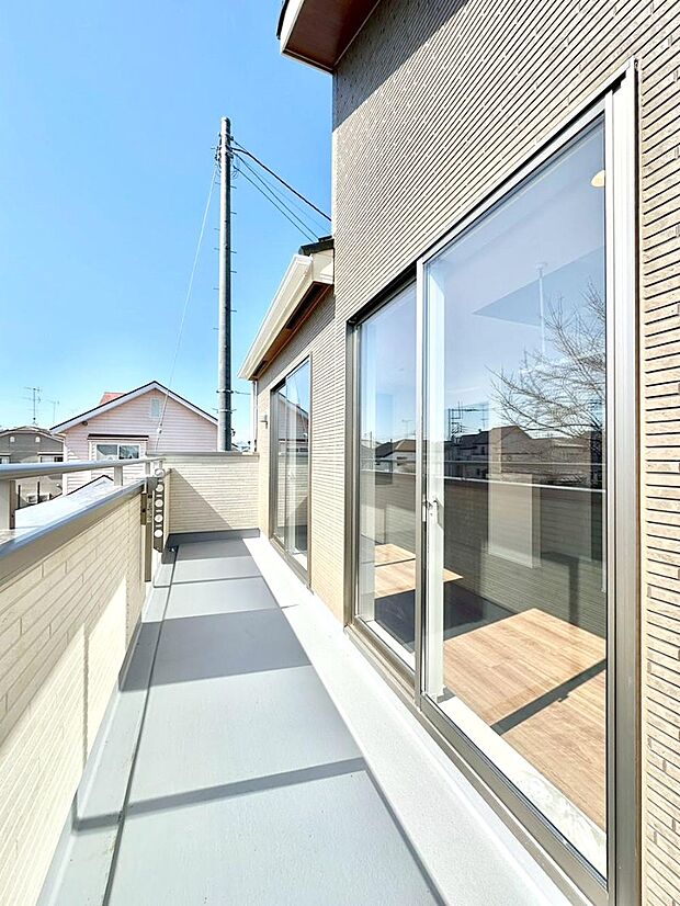 南向きのバルコニー!ご家族の洗濯物はもちろん、お布団もたっぷり干せます!