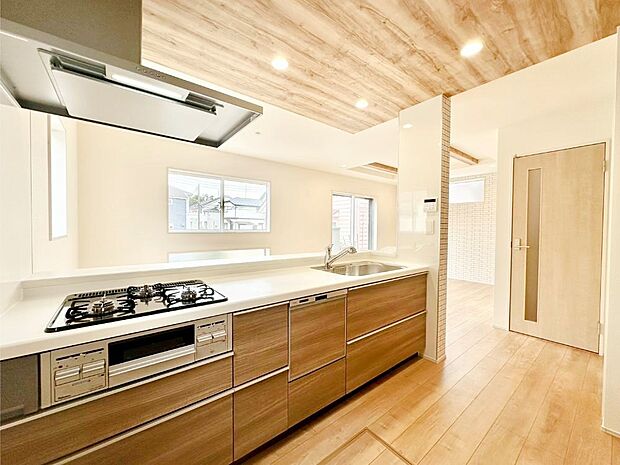 料理をしながらでもご家族との会話を楽しめる対面キッチン