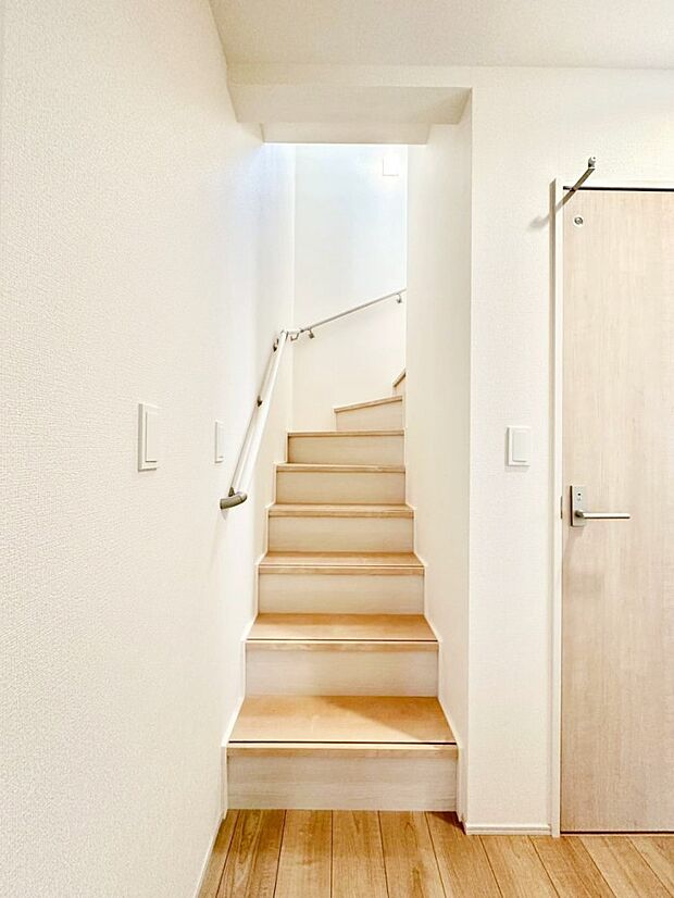 安全性を考慮し階段には手すりを設置しています