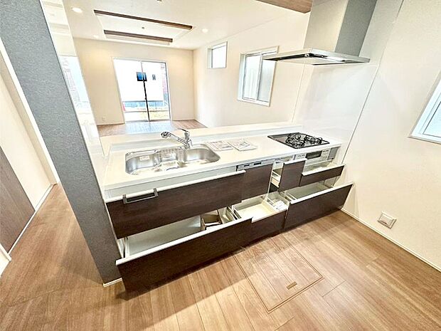 使いやすさを優先したスライド式収納タイプ!