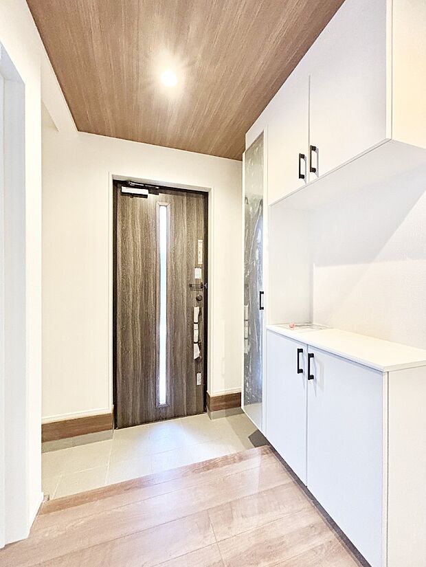 下駄箱はご家族の写真や季節のインテリアで飾り棚として演出できます