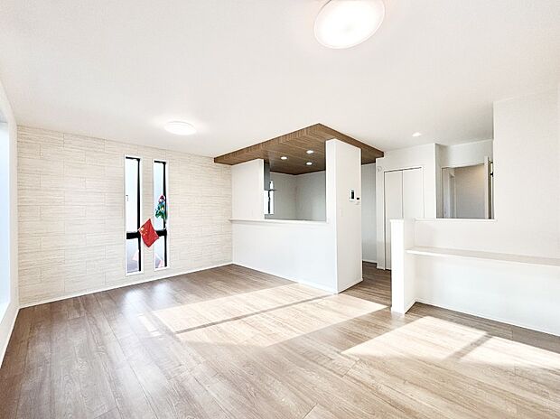 ご家族の賑やかな話し声で包まれる明るいリビング