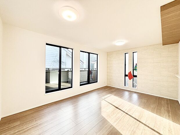 大きな窓からたっぷりの陽光と風を感じられるリビング