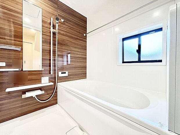 一日の疲れを癒してくれる明るい清潔感のあるバスルーム