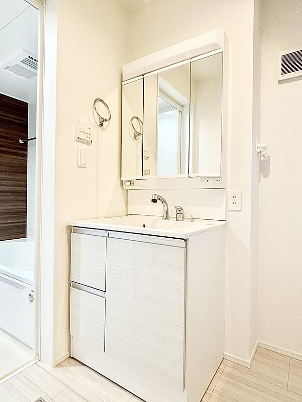 収納力と機能性に優れた洗面化粧台