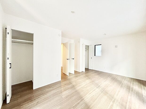 ドア&クローゼット2ヵ所付きなので2部屋に分けて利用可