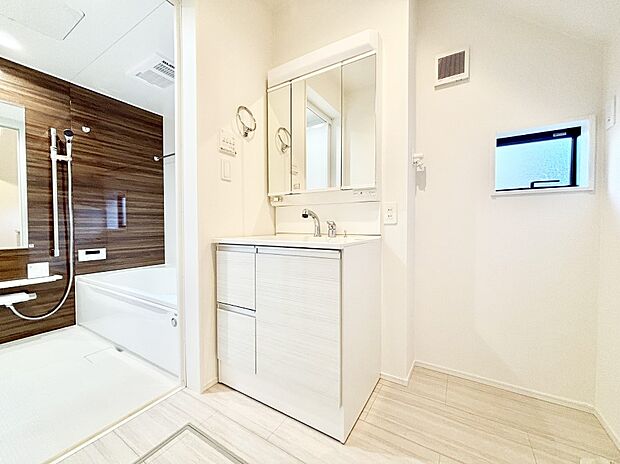 清潔感ある洗面化粧室で朝の身支度も快適