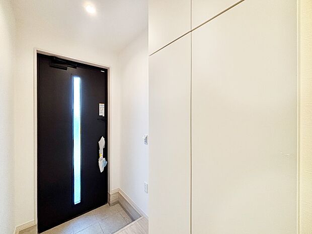 明るい玄関はお客様をお出迎えするのにぴったりです！ 