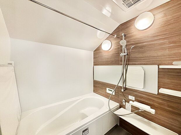 落ち着いた雰囲気でゆっくりお寛ぎいただけるバスルーム