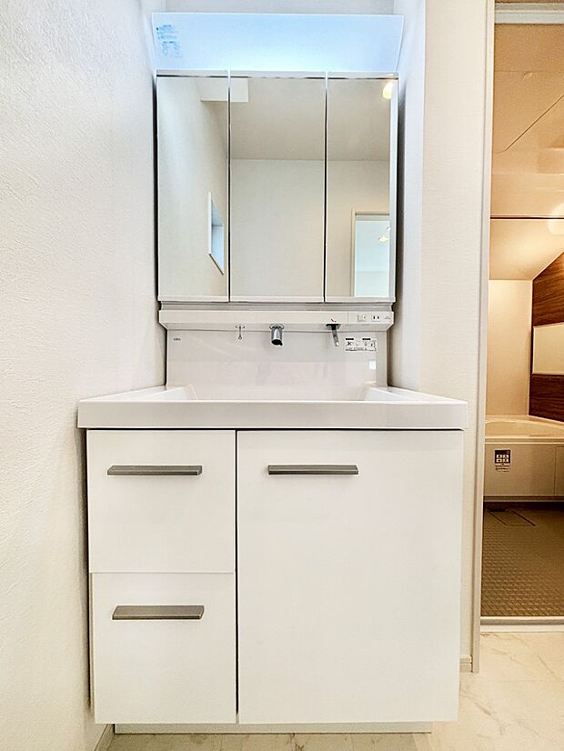 収納力と機能性に優れた洗面化粧台