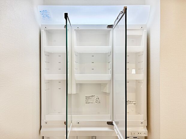 三面鏡の裏に、化粧品や衛生用品などを収納可能。洗面台をすっきりと保ちます！  