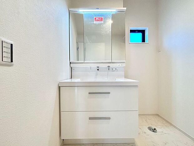 大きく見やすい三面鏡で清潔感ある洗面台は、身だしなみチェックや肌のお手入れにおすすめです。 
