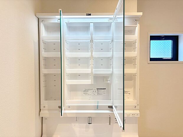三面鏡の裏に、化粧品や衛生用品などを収納可能。洗面台をすっきりと保ちます！